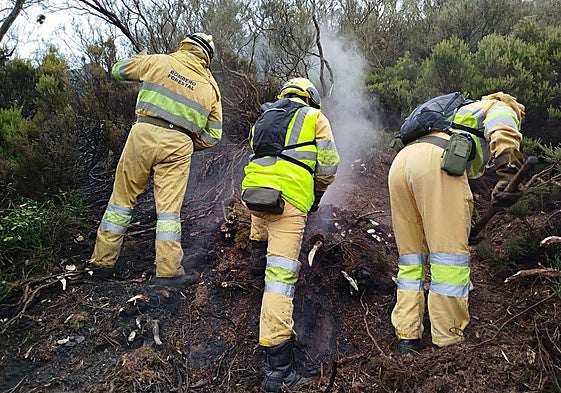 Las lluvias facilitan los trabajos de extinción de los bomberos forestales del Gobierno de Cantabria.