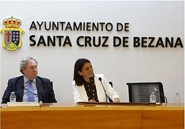 La alcaldesa de Bezana Carmen Pérez en el salón de plenos del Consistorio.