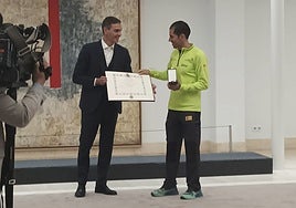 Pedro Sánchez entrega el diploma y la medalla al preparador físico David Núñez.