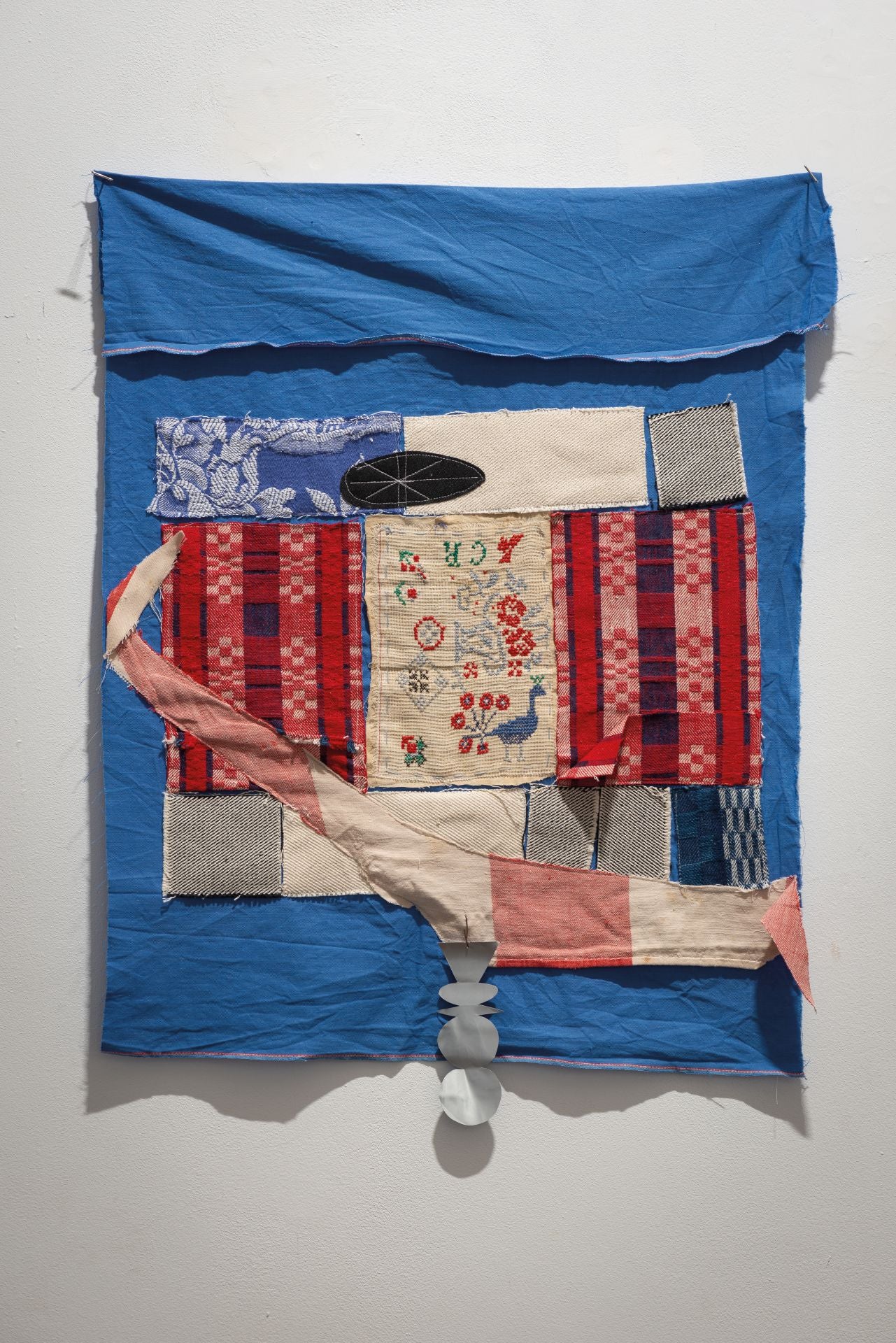 Diego Delas. 'Palabras Viejas / Oraciones Nuevas (I)', 2024. Textil y lata recortada, 61.5 x 41.5 cm.