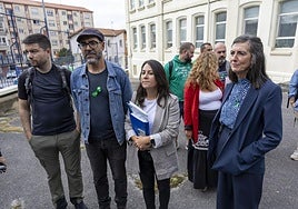 Representantes de la Junta de Personal Docente a la salida de una reunión con el Consejero de Educación.