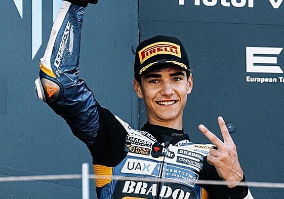 El piloto cántabro Brian Uriarte celebra en el podio de Montmeló el título mundial.