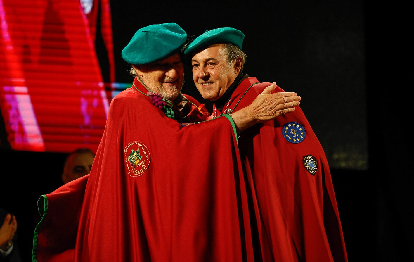 Mariano Linares abraza a José Ribagorda.