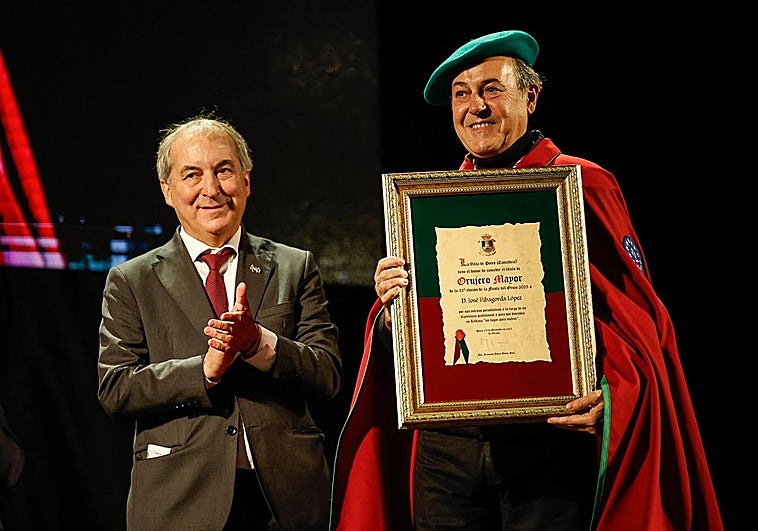 El periodista José Ribagorda ha recibido el título de Orujero Mayor de manos del alcalde de Potes, Javier Gómez.