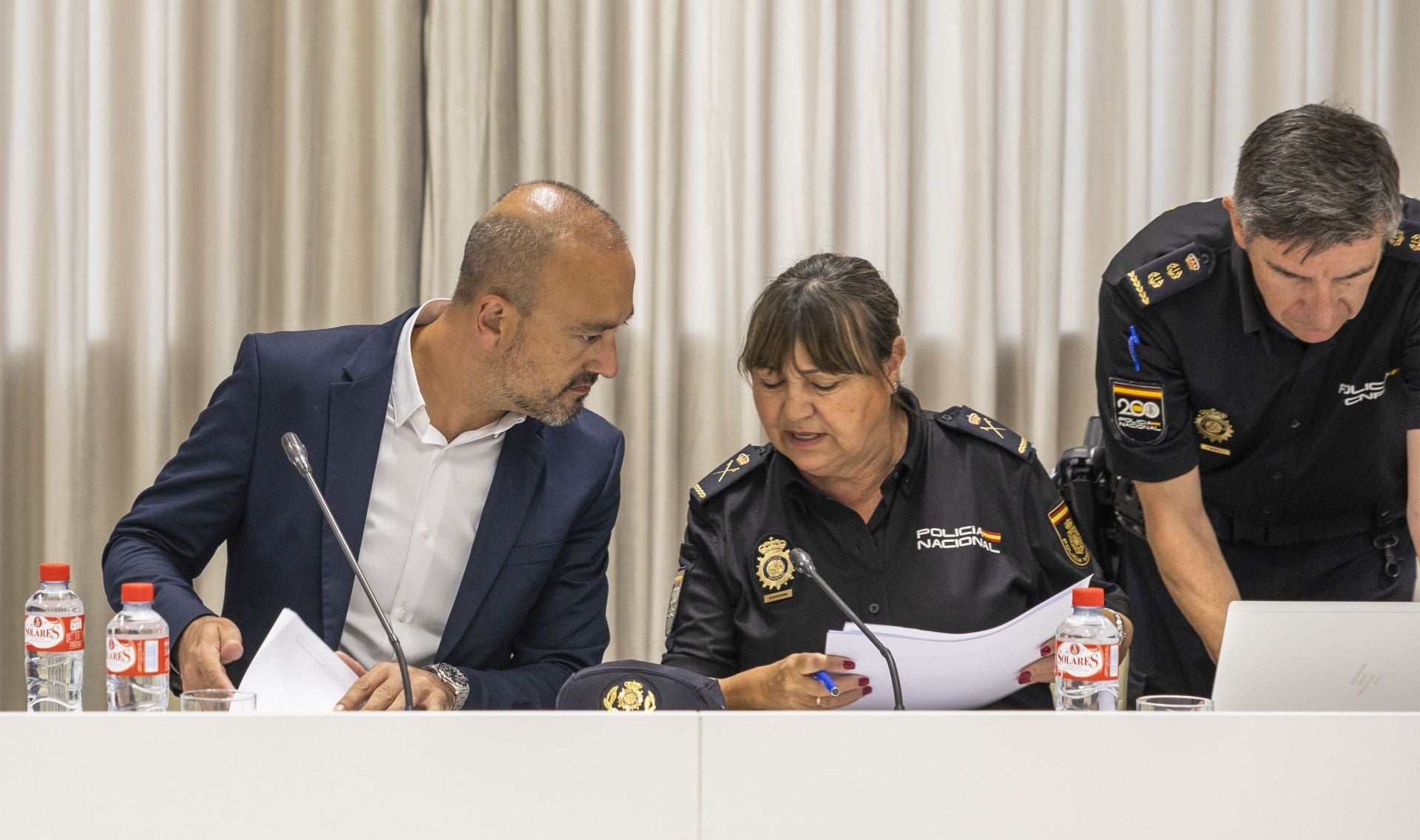 Javier López Estrada, alcalde de Torrelavega, junto a Carmen Martínez Ruiz, durante una Junta de Seguridad Ciudadana el pasado julio. 