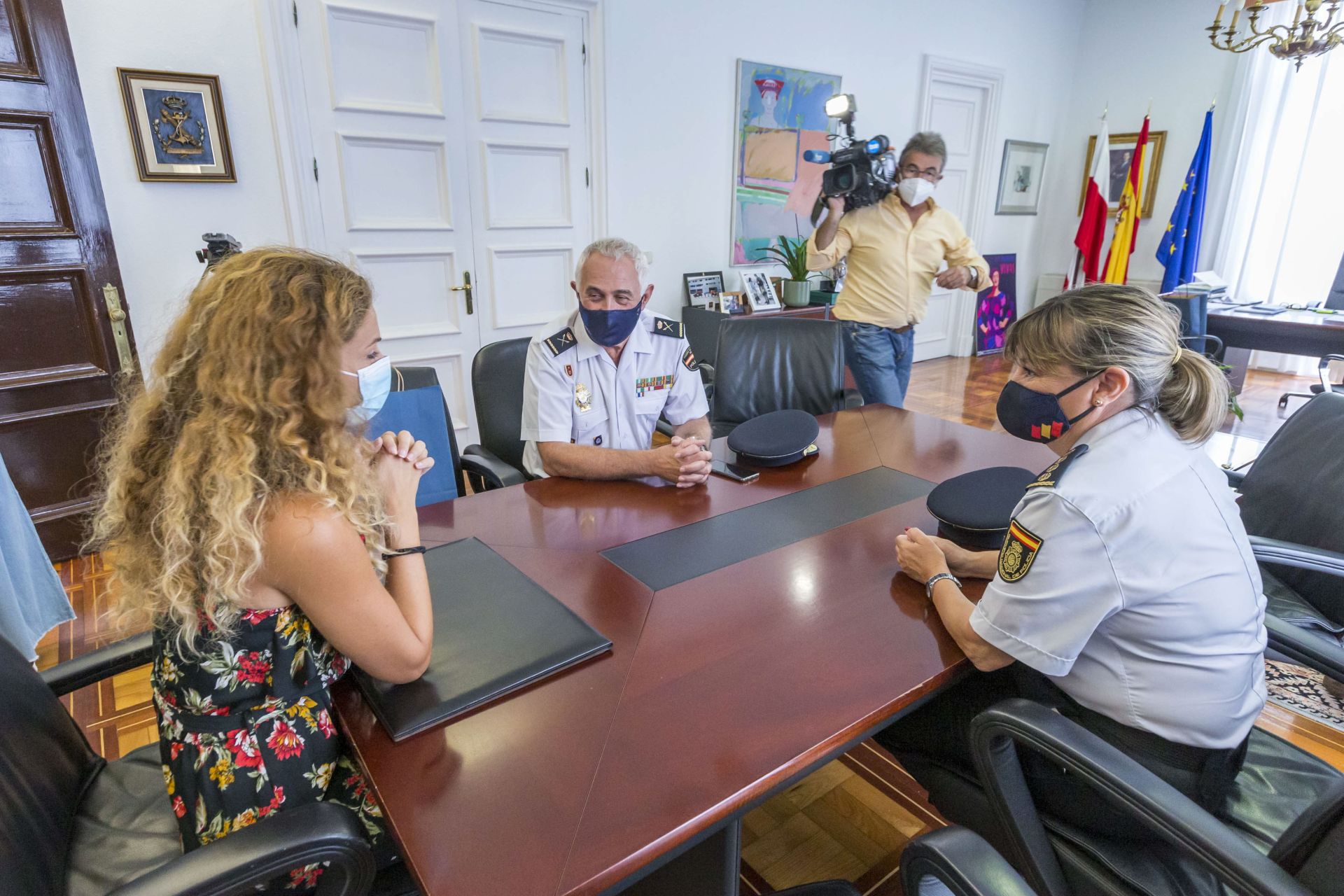 Ainoa Quiñones, exdelegada del Gobierno en Cantabria, junto a Carmen Martínez Ruiz y su antecesor en el cargo, Héctor Moreno, durante la presentación de la comisaria a las autoridades cántabras en 2021. 