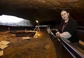 La conservadora del Departamento de Investigación de Altamira, Elena Sánchez, en la Neocueva