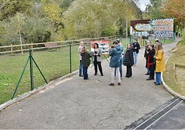 Parque canino de Santiago y la calle El Ribero, paralela al río Besaya.