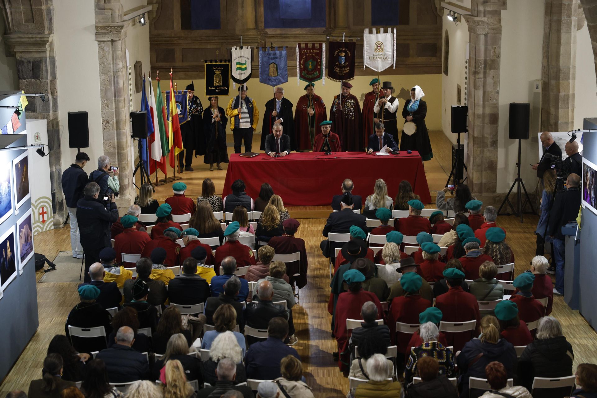 La sala del Centro de Estudios Lebaniegos llena hasta los topes.