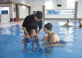Feliz. Nacho y su mamá, Tamara, con Alejandra, una de las fisioterapeutas.