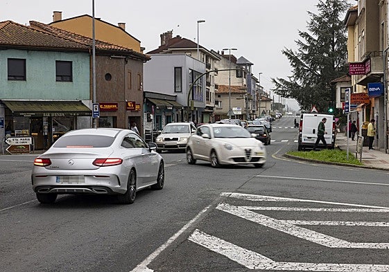 Vehículos circulan por Sarón, en Santa María de Cayón.