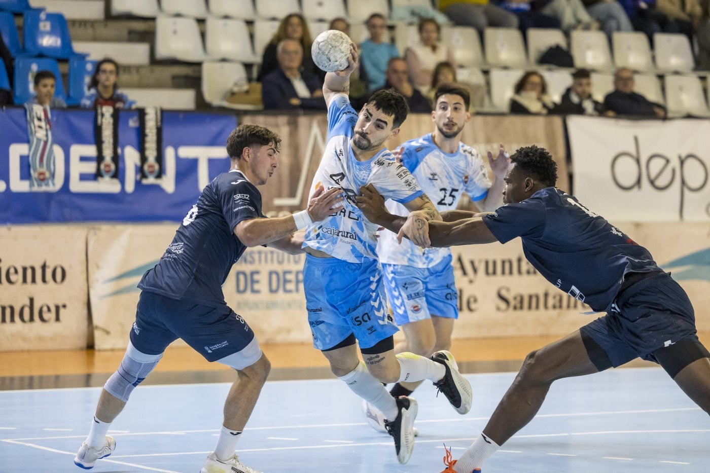 Fede Saud Sulak busca un disparo a puerta.