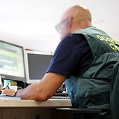 Un componente del Equipo @ Cantabria de la Guardia Civil durante su trabajo de investigación.