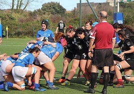 Preparación para una melé con introducción del equipo de Oviedo.
