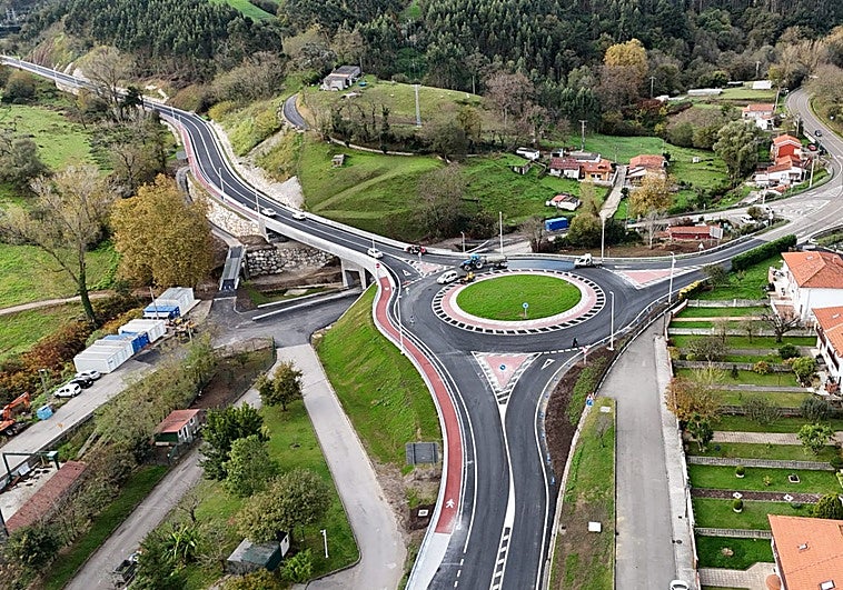 Imagen aérea del nuevo vial entre Viveda y Duález.