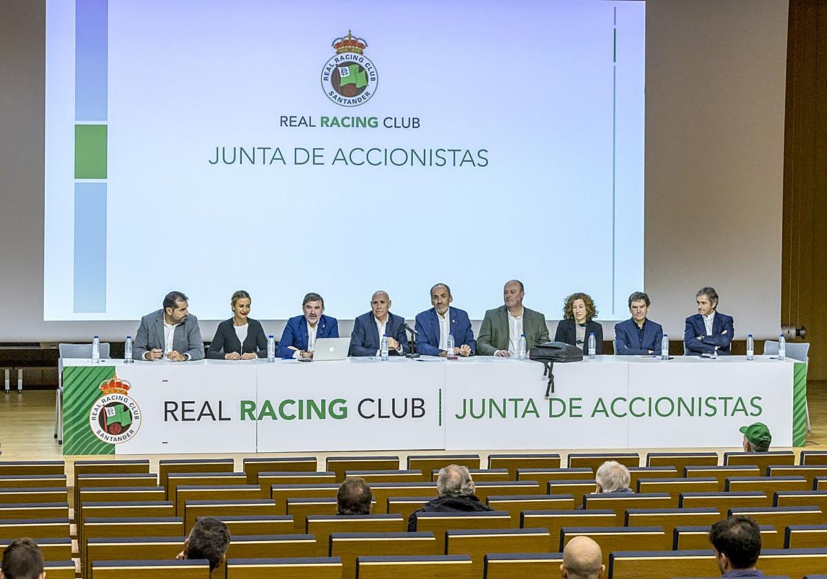 Manolo Higuera y Sebastian Ceria, en el centro, presiden la Junta General de Accionistas de 2024.