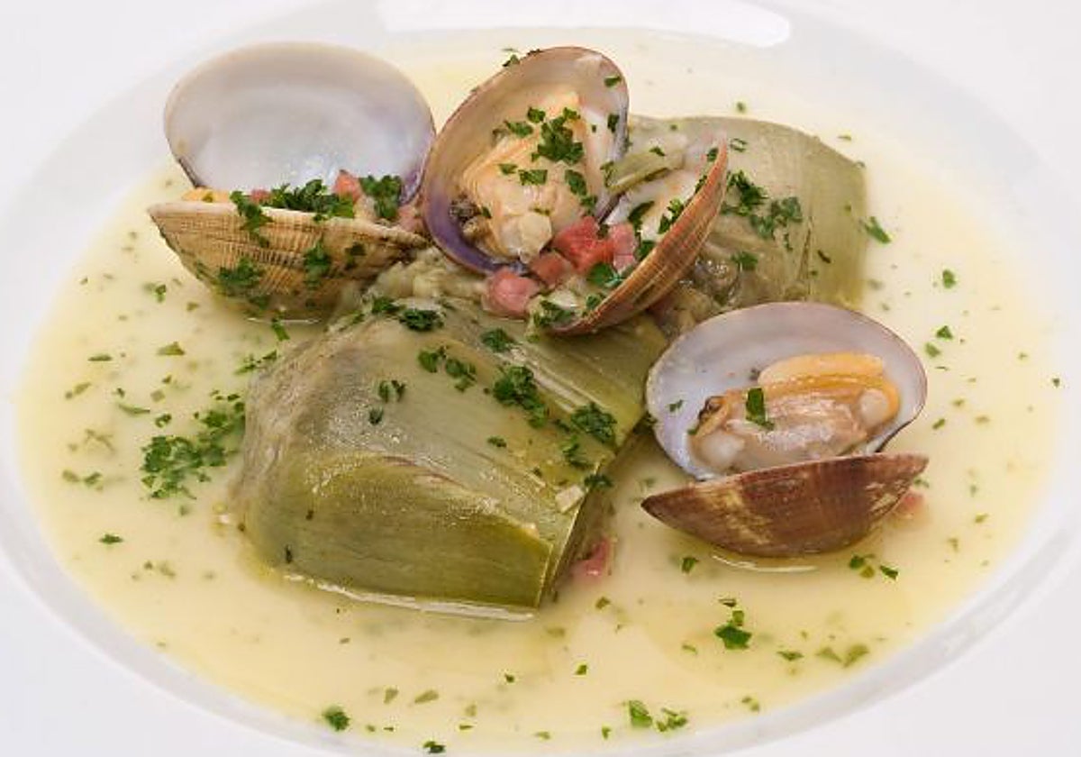 Alcachofas con almejas, una combinación que no defrauda.