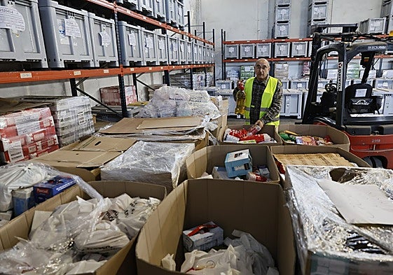 Un voluntario trabaja este lunes, en el almacén de Torrelavega, con lo que va llegando de la Gran Recogida.