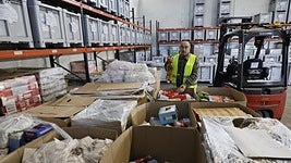 Un voluntario trabaja este lunes, en el almacén de Torrelavega, con lo que va llegando de la Gran Recogida.