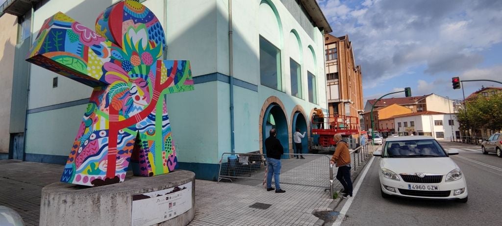 El Pipol ya auguraba el color que iba a inundar la fachada del Teatro Municipal.