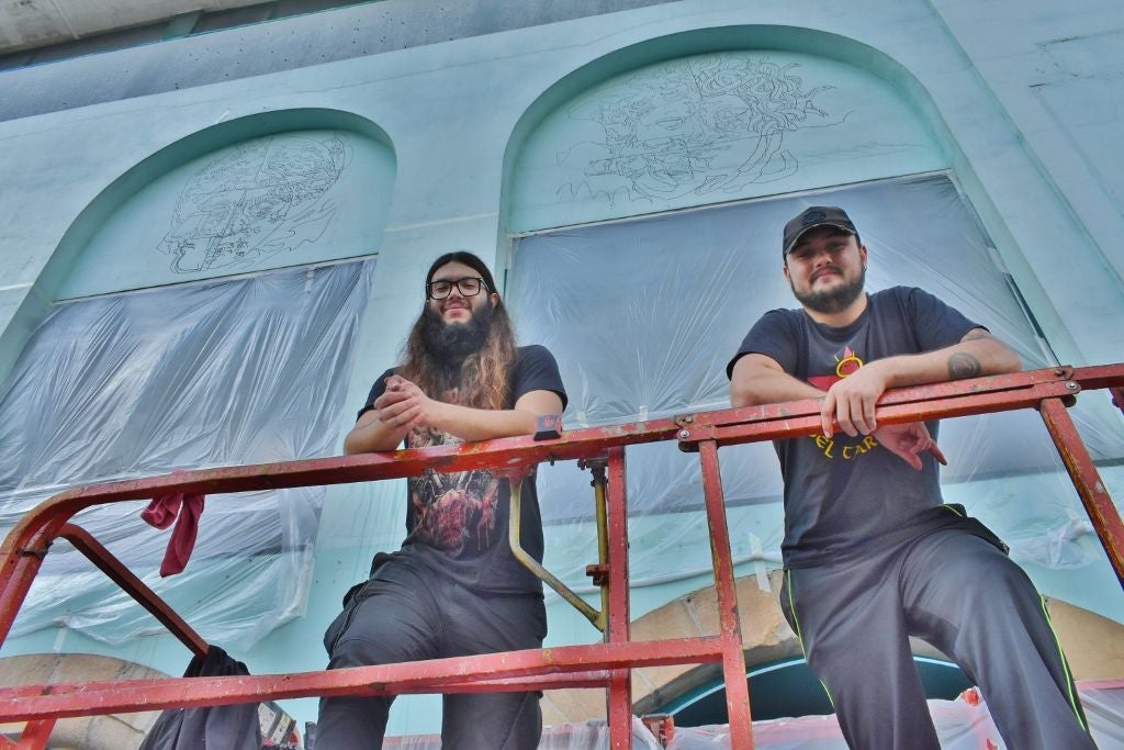 Cano y Goya en su primer día de dibujo en la fachada.