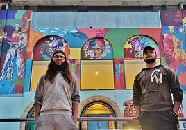 Víctor Cano y Kevin Goya ante su primer gran mural: lo han desarrollado en la instalación de Los Corrales.