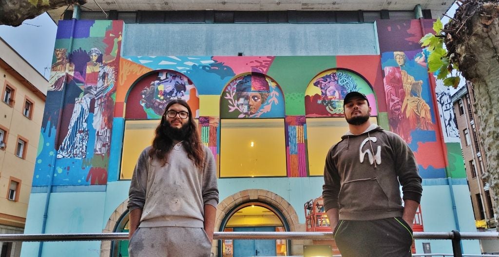 Cano y Goya en su último día, con el mural completado al fondo.