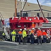Operarios, este lunes, en la descarga de la cabeza de la tuneladora, una de las piezas más grandes de la máquina.