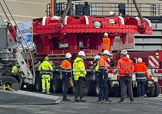 Operarios, este lunes, en la descarga de la cabeza de la tuneladora, una de las piezas más grandes de la máquina.