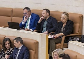 El diputado Raúl Pesquera, junto a Jorge Gutiérrez y Norak Cruz.