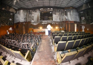 Una de las imágenes que dejó el incendio del Cine Pereda de Torrelavega en el año 2001.
