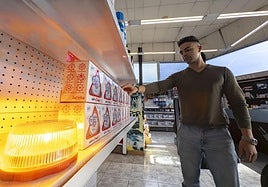 Adrián González, empleado de Sport Auto, enseña las nuevas balizas