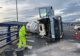 La hormigonera tras volcar en la entrada al Puerto de Raos.