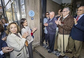 La alcaldesa descubrió la plaza en presencia de familiares del cronista.