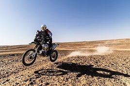 Lastra superando una zona técnica sobre terreno pedregoso, una constante en el desierto marroquí.