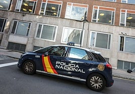 Un coche patrulla de la Policía Nacional frente a los juzgados de Avilés.