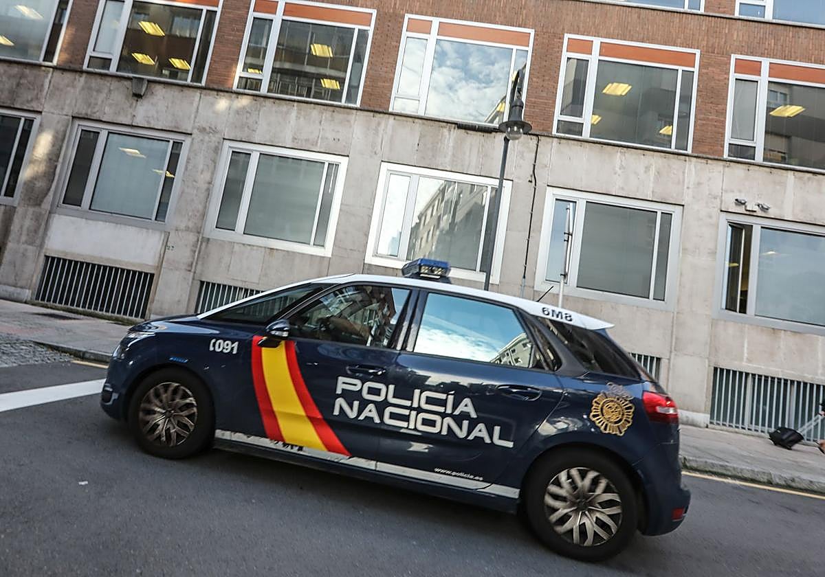Un coche patrulla de la Policía Nacional frente a los juzgados de Avilés.