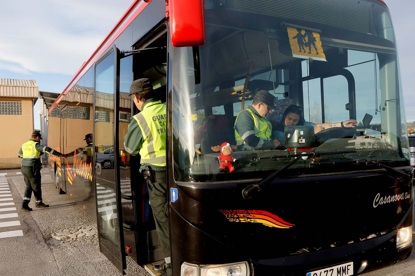 Un grupo de guardias realiza la inspección a un autobús en el instituto Nueve Valles. 