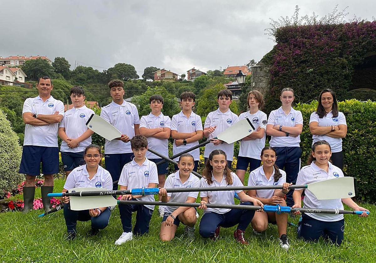 Algunos de los jóvenes integrantes del Club de Remo Barquereño y sus monitores.