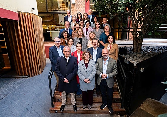 Foto de familia de los participantes en la campaña 'SOMOS NADIE' impulsada por la Fundación Botín.