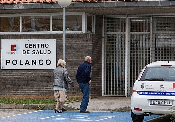 Dos personas acceden al centro de salud de Polanco.