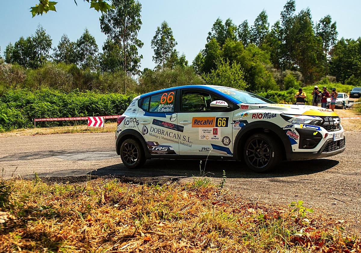 Pablo Fuente y David Berbil, en una de las pruebas disputadas con el Dacia Sandero.