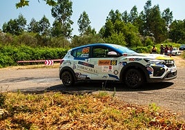 Pablo Fuente y David Berbil, en una de las pruebas disputadas con el Dacia Sandero.