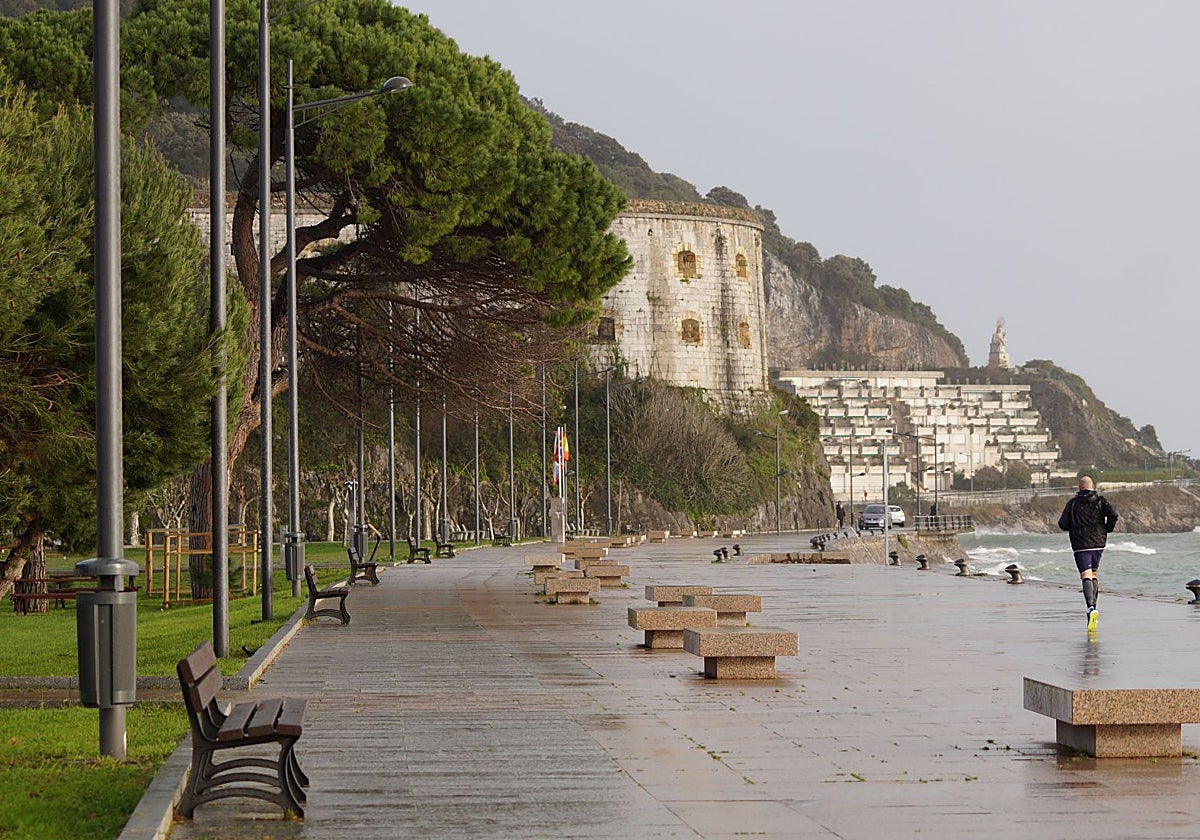 Papeleras en el paseo marítimo de Santoña.