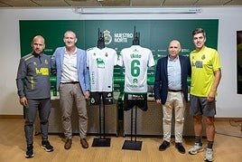 José Alberto López, César Anievas, Manolo Higuera e Íñigo Sainz-Maza posan con las camisetas.