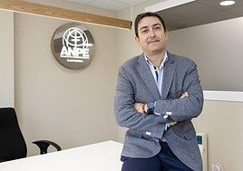 El presidente de ANPE, José Francisco Venzalá, en la sede del sindicato en Cantabria.