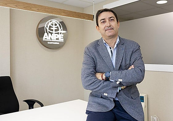 El presidente de ANPE, José Francisco Venzalá, en la sede del sindicato en Cantabria.