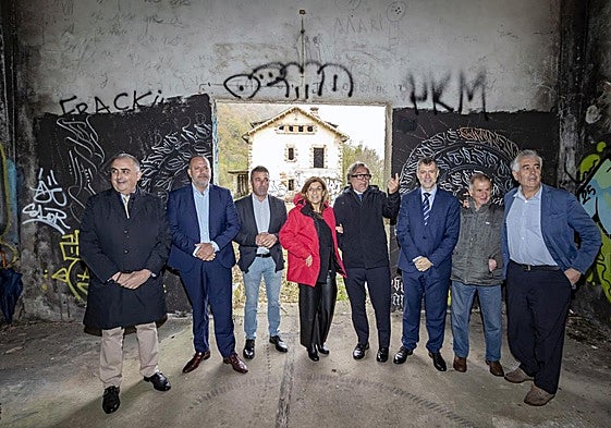 María José Sáenz de Buruaga, este jueves, junto a autoridades regionales y locales, en la antigua estación de Yera.