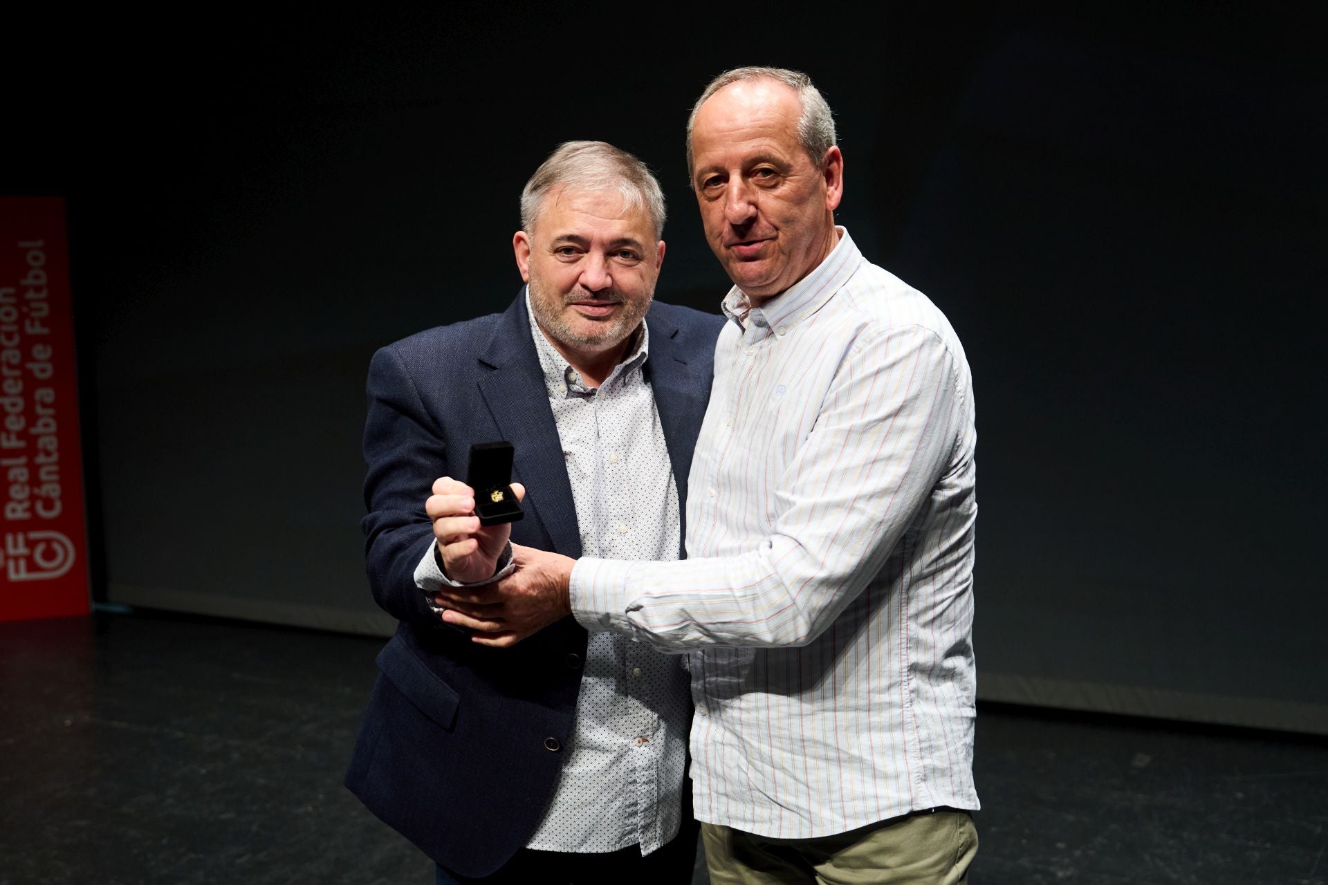 Peláez entrega la insignia de honor a Luis Alberto Mijares Piney, presidente SD Barquereño