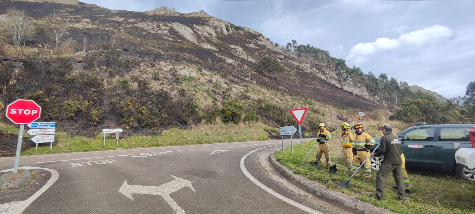 Los equipos de extinción de incendios tras extinguir el fuego entre Puente Viesgo y San Felices.